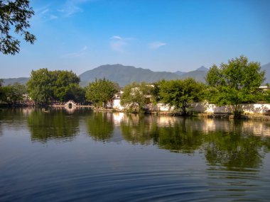 UNESCO listelenen bahar açık mavi gökyüzü ile geleneksel Huizhou mimarisi ile eski köy Hongcun. Hongcun Anhui Huangshan yakınındaki yer almaktadır. 