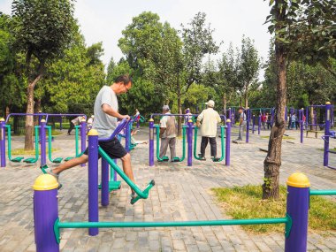 Cennet Tapınağı, Beijing, Çin - Eylül 2017: genel ekipman Cennet Tapınağı parkta yaşlı egzersiz