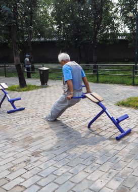 Cennet Tapınağı, Beijing Park genel ekipman çalışma dışarı gri saçlı yaşlı adam
