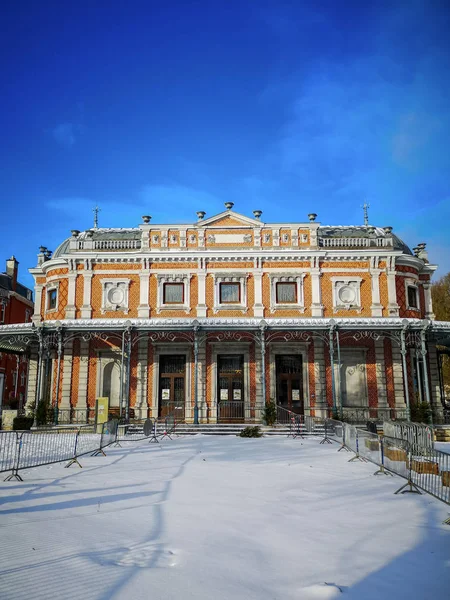 雪に覆われた歴史館プティ フランセーズデ ジューはベルギー ギャラリー レオポルド 世とパルク デ部の市内中心部に 月時間レース — ストック写真