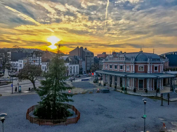 Rynek Główny Belgijskiego Miasta Spa Dużej Choinki Podczas Zachodu Słońca — Zdjęcie stockowe