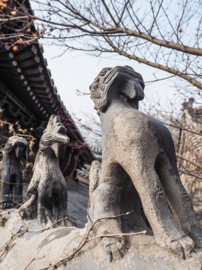 Taş çatı figürler Mountain Laoshan, Qingdao, Çin Huayan Tapınağı'nda satır