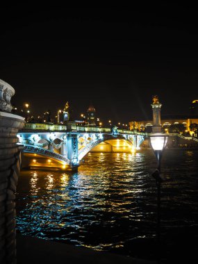 Çin, Tianjin - Eylül 2017: parlak ışıklı köprü Tianjin şehir merkezi