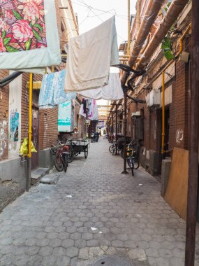 Tianjin, Çin - Eylül 2017: Eski evleri ve Fransız İmtiyaz Tianjin şehir merkezi dışında asılı Çamaşırhane ile geleneksel mahalle