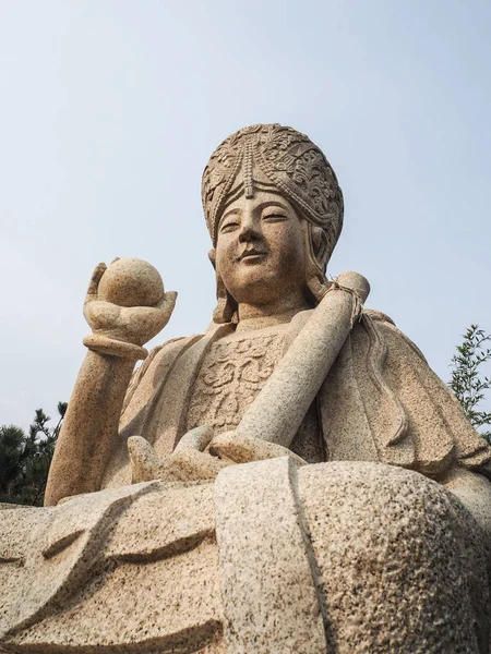 2017 白い彫刻仏教彫刻 Yanku 山崂山の風光明媚なエリアに入り口にボールとスクロールを保持 — ストック写真