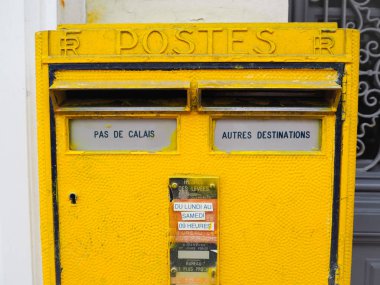 Le Touquet, Fransa - Aralık 2017: Parlak sarı metal postbox Pas De Calais bölgesi için özel bir bölme ile Fransız Ulusal görevinden