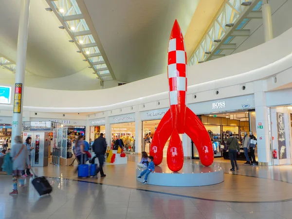 比利时布鲁塞尔 2018年8月 布鲁塞尔机场 航站楼中间有大型锡火箭的免税购物区的人们 — 图库照片