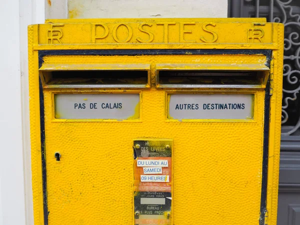 法国乐图凯 2017年12月 法国国家邮政明亮的黄色金属邮箱 有一个专门的帕斯德加莱地区隔间 — 图库照片