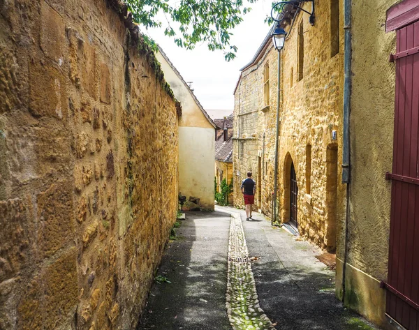 Jovem Caminhando Beco Estreito Centro Cidade Vila Medieval Gourdon Lot — Fotografia de Stock