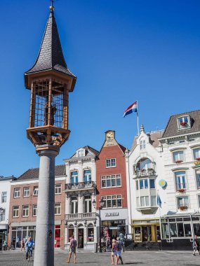 's-Hertogenbosch, Hollanda - Ağustos 2018: Aziz İsa'nın şehir merkezinde pazar meydanında tutan Meryem heykeli ile küçük kule