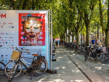Ağustos 2018 - 's-Hertogenbosch, Hollanda: her yıl Bulvarı Sokak Tiyatrosu Festivali için büyük reklam