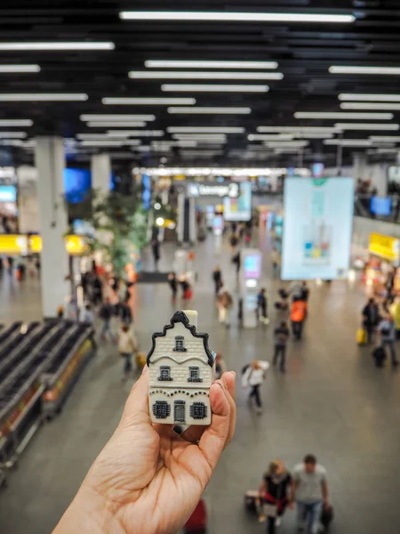 Hand Met Een Traditioneel Nederlands Huis Delfts Blauwe Porseleinen Luchthaven — Stockfoto