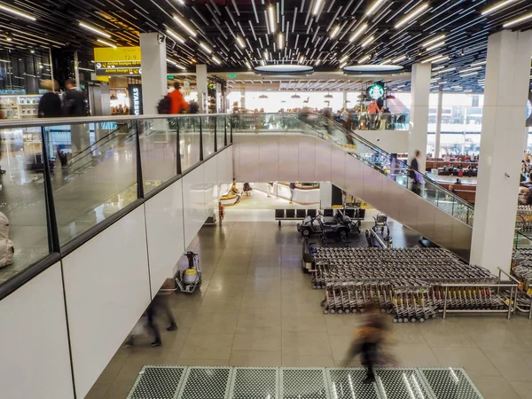 Amsterdam Netherlands August 2018 Travelers Departure Hall Shciphol International Airport — Stock Photo, Image