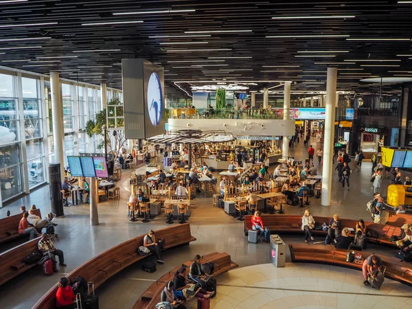 荷兰阿姆斯特丹 2018年8月 坐在史基浦国际机场候机大厅餐厅和等候区的乘客 — 图库照片