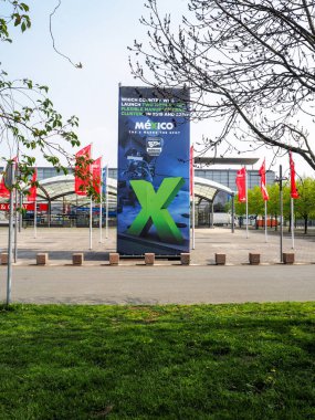 Hannover, Almanya - Nisan 2018: Hannover Messe ortak ülke Meksika batı girişinde, büyük reklam