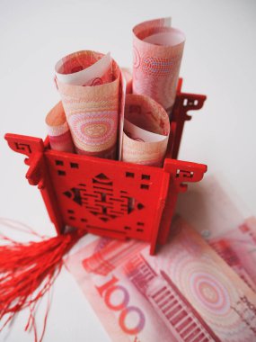 Minyatür Çince Instalar parlak kırmızı Köşk ve Çin 100 renminbi banknotlar ile dolu