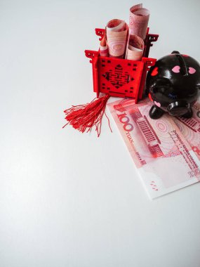 Banknot, Çin 100 renminbi notlar beyaz bir arka plan üzerinde duran siyah kumbara ve Çin Pavyonu dolu. 