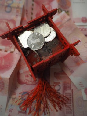 Minyatür Çince parlak kırmızı Köşk ve Çin 100 rmb Lirası üstünde duran Çin 1 yuan jetonlu dolu