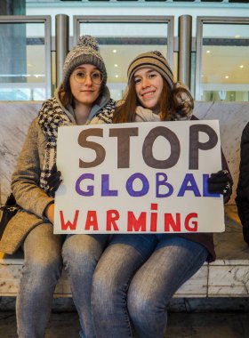 Ocak 2019 - Brüksel, Belçika: Gençlik eylem çağrısı olarak iklim hareketi tarafından düzenlenen bir protesto mitingi sırasında sloganı ile el yapımı bir poster tutan genç kadın.