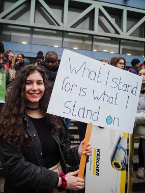 Ocak 2019 - Brüksel, Belçika: gençlik iklim hareketi tarafından düzenlenen bir protesto mitingi sırasında sloganı ile el yapımı bir poster tutan genç kadın