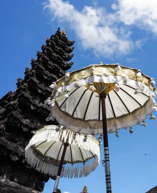 Bali dili bir tapınak, Besakih Tapınağı, Bali, Endonezya önünde iki Balinese şemsiye