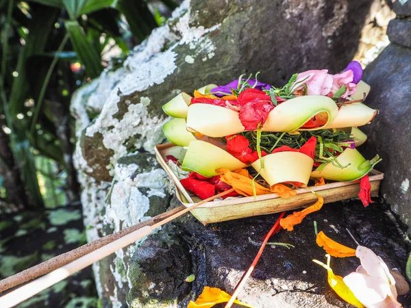 Pile Offrandes Balinaises Avec Des Fleurs Encens Base Statue Pierre — Photo