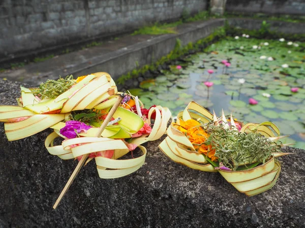 Trois Offrandes Balinaises Avec Des Fleurs Riz Encens Dans Étang — Photo