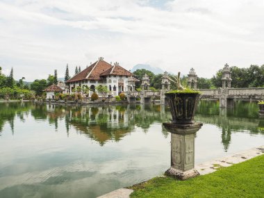  Bali, Endonezya - Nisan 2017: Ana bina Taman Ujung su sarayın da denilen Sukasada park ' Gili Bale'