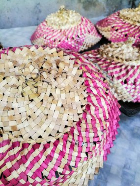 Palmiye yapraklarından yapılmış parlak pembe geleneksel Balinese gıda kapakları