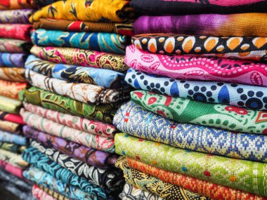 Parlak renkler Bali, Endonezya'da bir dükkanda satılan tulum yığınları