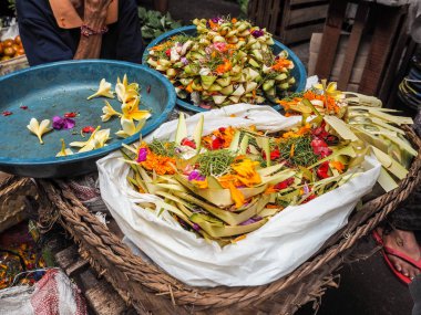 Yerel pazarda, Ubud, Bali, Endonezya satılan Canang sari teklifleri
