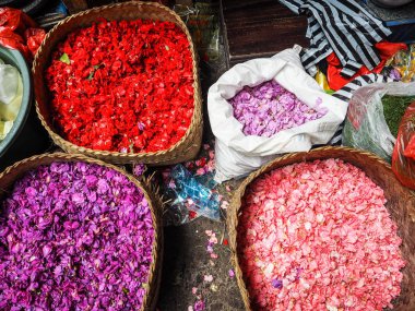 Sepetleri tam günlük teklifleri lehimlemek Ubud çarşı, Bali, Endonezya için kullanılan renkli çiçek pertals ile