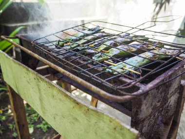 Muz yaprakları (denilen Pepes Ikan) bir Barbekü, Ubud, Bali ızgara balık