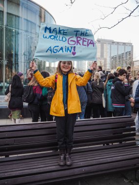 21 Şubat 2019 - Brüksel, Belçika: Greta Thunberg sırasında bir protesto marchof destekleyen bir poster gençlik 4 iklim hareketi tutan genç kız