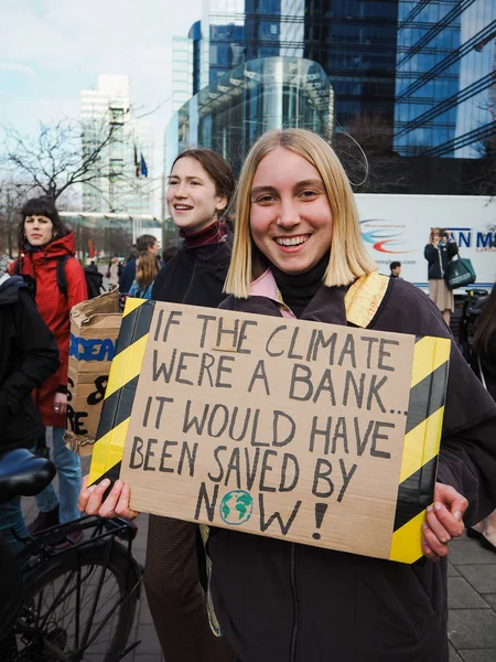 Febrero 2019 Bruselas Bélgica Mujer Joven Sosteniendo Cartel Hecho Mano —  Fotos de Stock