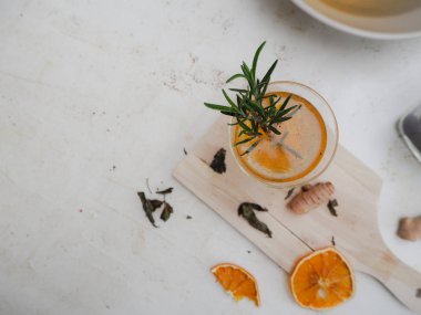 Narenciye ile cam, gülerkaptan ve biberiye aromalı Kombucha çay whitebackground üzerinde