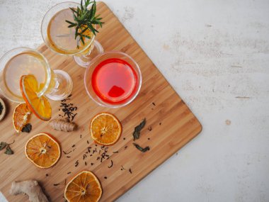 Çeşitli ev yapımı aromalı Kombucha çayı ile birden fazla gözlük