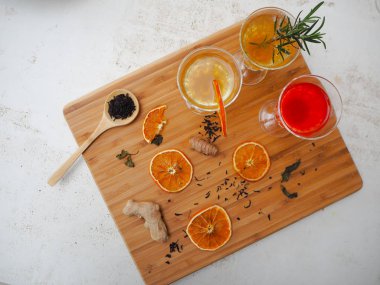 Çeşitli ev yapımı aromalı Kombucha çayı ile birden fazla gözlük