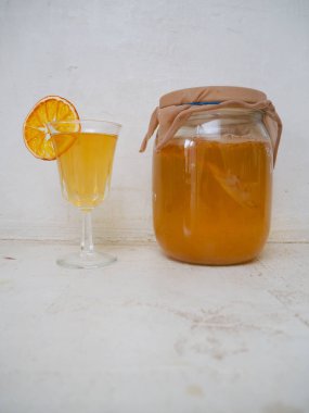 Kavanoz ve cam taze ev yapımı narenciye aromalı Kombucha çay