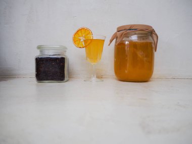 Kavanoz ve cam taze ev yapımı narenciye aromalı Kombucha çay