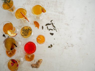 Kombucha tatlar beyaz bir arka plan üzerinde çeşitli birden çok gözlük