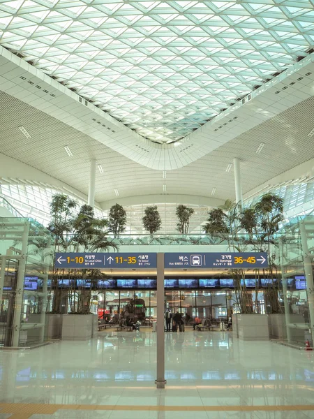 Zuid-Korea-oktober 2018: de trein en bus vertrekhal op Incheon International Airport Terminal 2 — Stockfoto