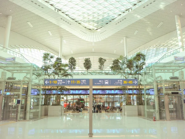 Sydkorea-oktober 2018: tåget och bussen avgångs hallen på Incheon internation Airport Terminal 2 — Stockfoto