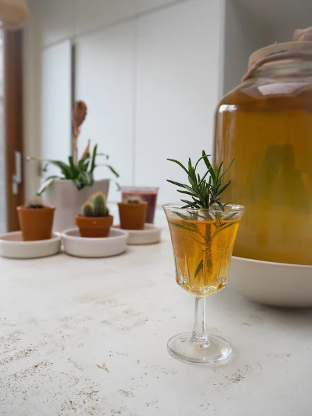 Vidrio con té de kombucha recién hecho en casa en una encimera — Foto de Stock