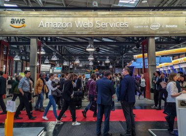 Nisan 2019 - Hannover, Almanya: Amazon Web Servic'in büyük standı