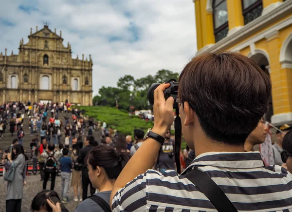 November 2018 - Macao, China: Young Asian man using a camera to — Stock Photo, Image