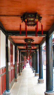 Chengdu bir tapınakta fenerler ile geleneksel ahşap koridor