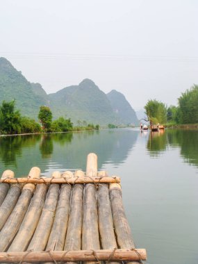 Yangshuo yakınlarındaki Li nehri üzerinde küçük bir tekne turu keyfini, Çin