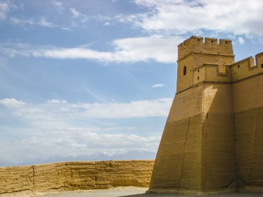 Karlı dağlara bakan büyük antik gözetleme kulesi, Jiayuguan, C