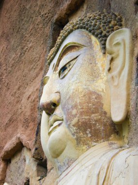 Gansu, Çin'deki Maijishan mağaralarında taş buda heykeli